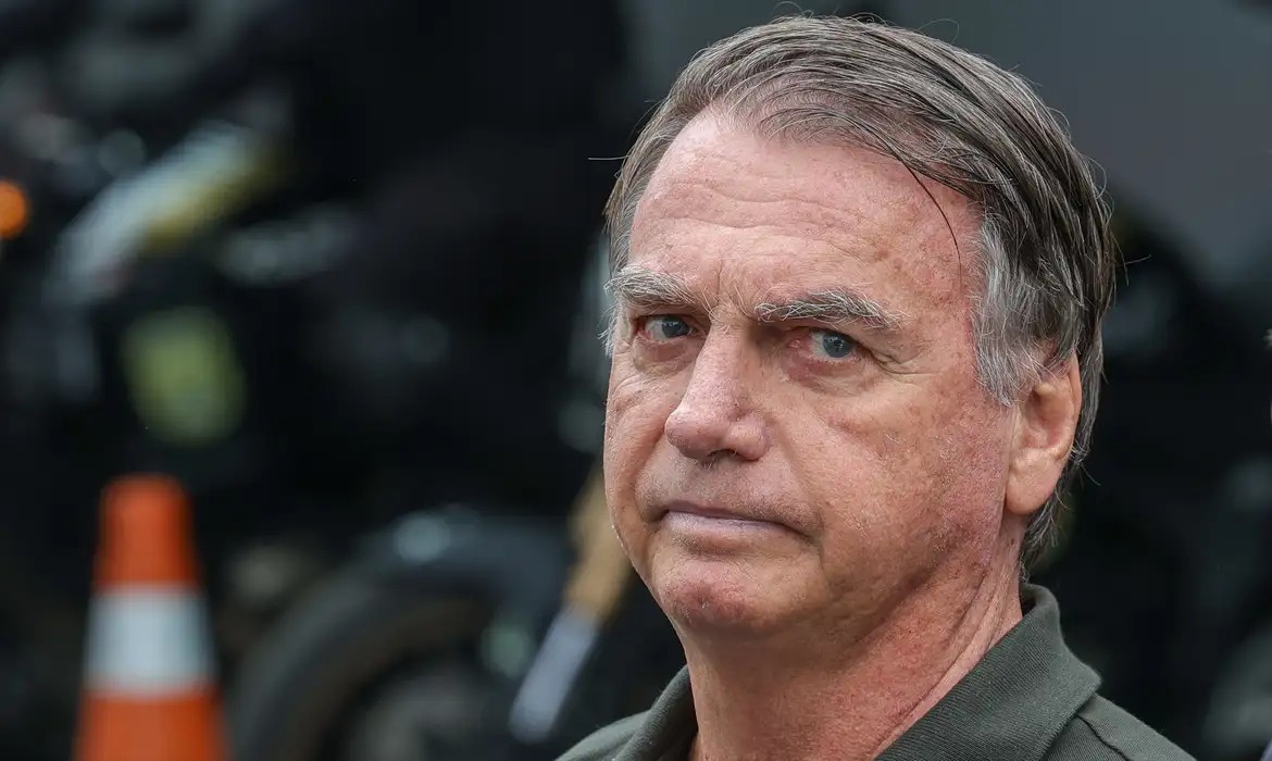 Bolsonaro passou por nova cirurgia para tratar soluço, diz Michelle
