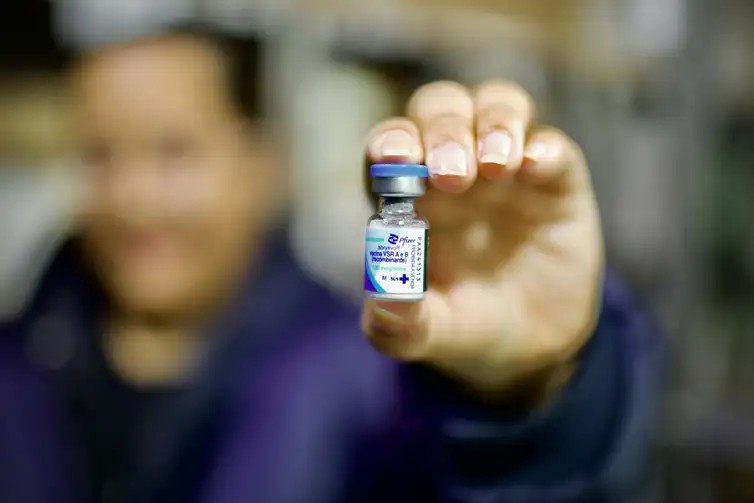 Governo começa a distribuir vacina contra vírus sincicial respiratório