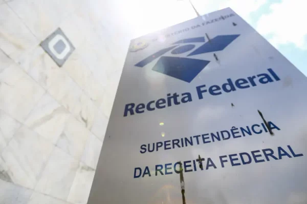 Receita paga lote residual de restituição do IRPF de dezembro de 2025