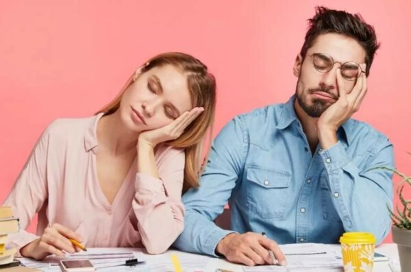 Acorda cansado? 7 causas que podem estar por trás disso