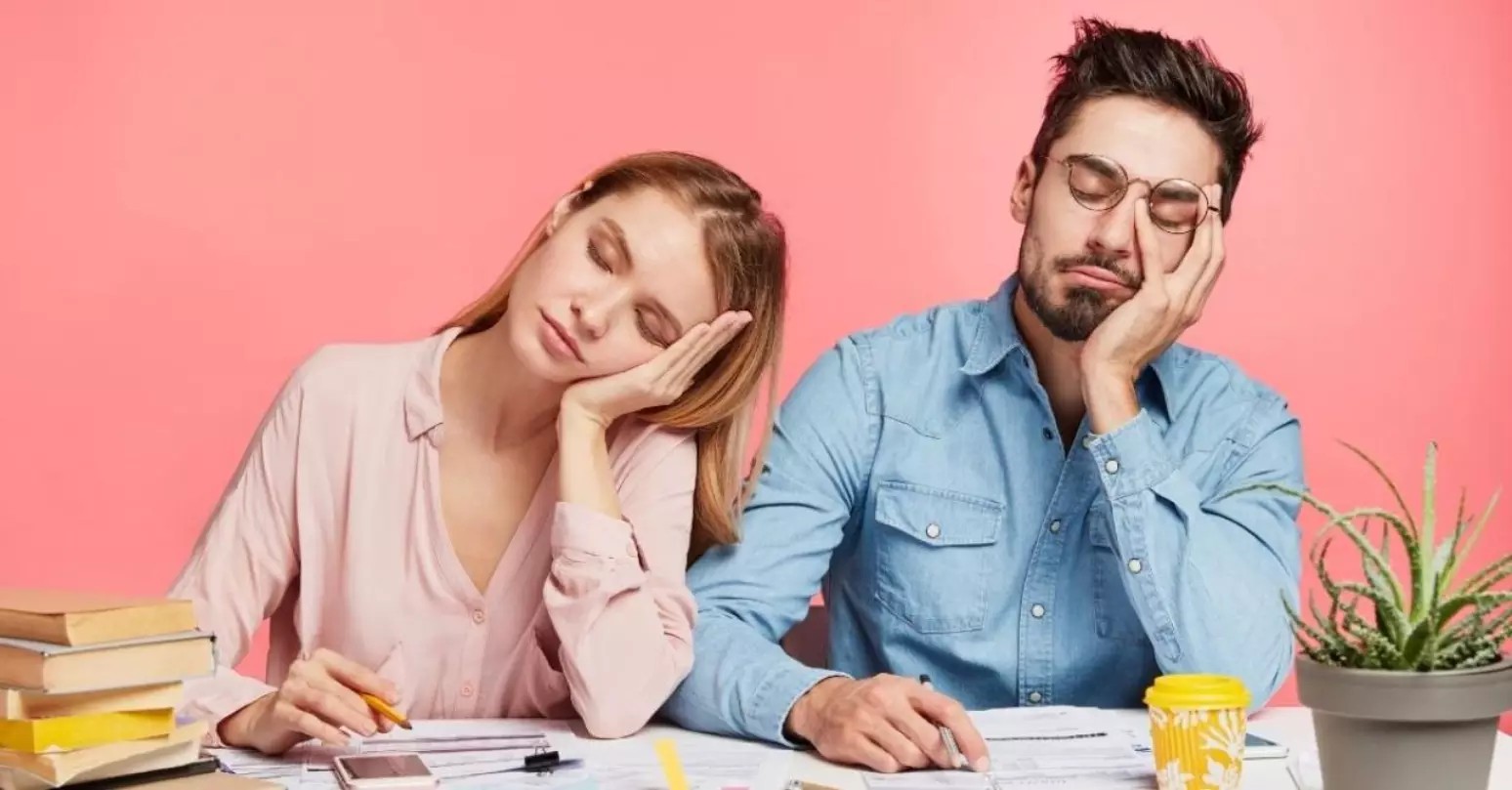 Acorda cansado? 7 causas que podem estar por trás disso