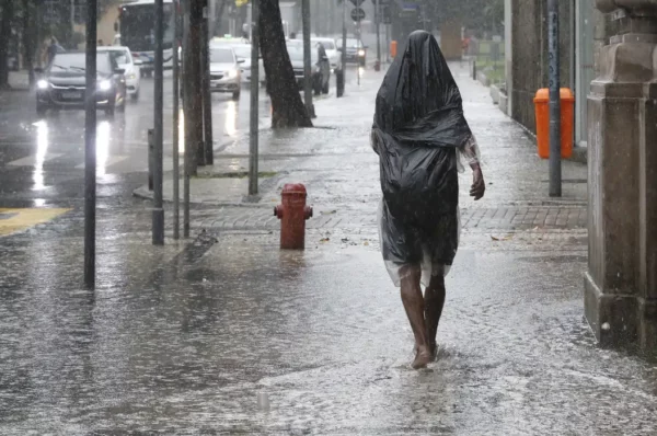 Inmet emite alerta laranja para tempestades no país até sábado