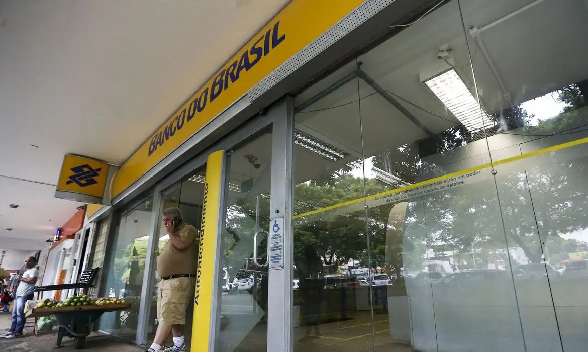 Bancos voltam a funcionar normalmente nesta sexta-feira