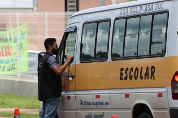 Campanha alerta para cuidados na hora de contratar transporte escolar no DF