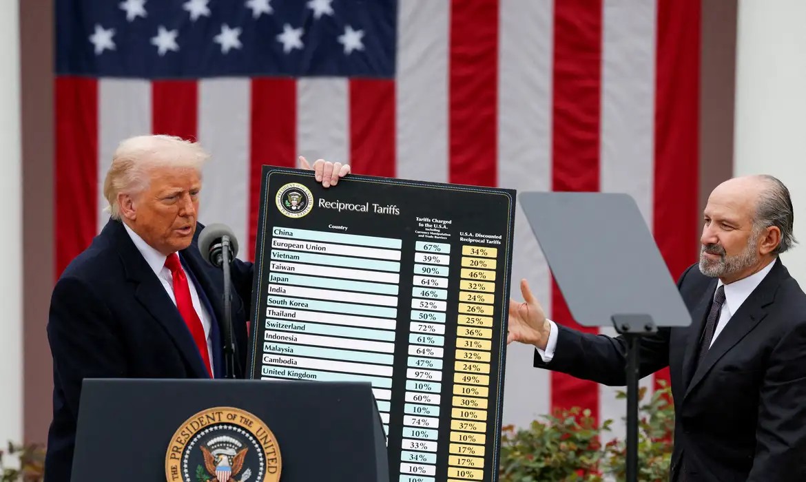 Trump diz que aumentará tarifa global de 10% para 15%