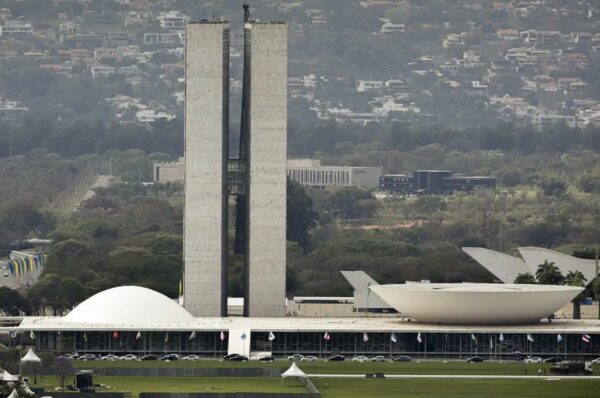 Lula sanciona, com vetos, reajuste salarial para cargos do Legislativo