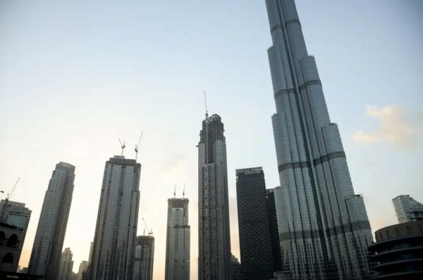 Emirados Árabes Unidos fecham temporariamente todo o seu espaço aéreo