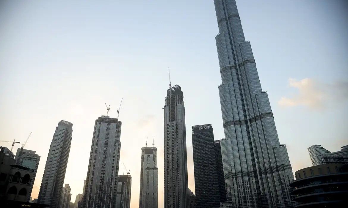 Emirados Árabes Unidos fecham temporariamente todo o seu espaço aéreo