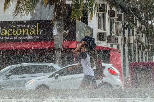 DF e 10 estados têm alerta laranja de chuva neste sábado