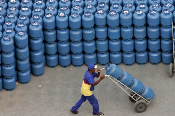 Governo libera R$ 330 milhões para segurar preço do gás de cozinha