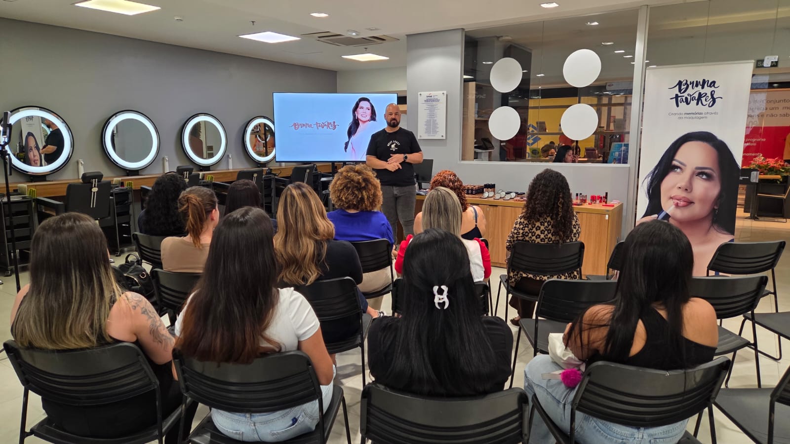 Parceria do Senac-DF traz maquiador da marca Bruna Tavares para capacitação no DF