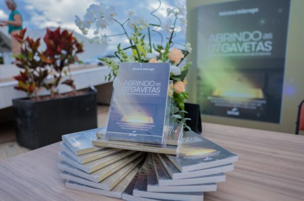 Livro “Abrindo as 7 Gavetas” é lançado na Casa de Chá e propõe reflexão sobre autoconhecimento