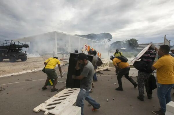 Moraes concede domiciliar a Fátima de Tubarão e mais 18 idosos do 8/01