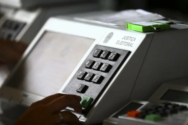 Onze governadores renunciam para disputar eleições de outubro