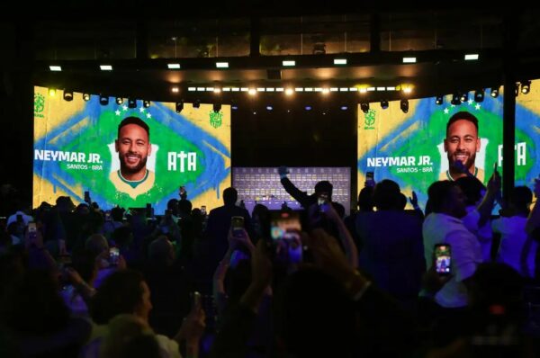 Neymar não treina em apresentação e preocupa a duas semanas da Copa