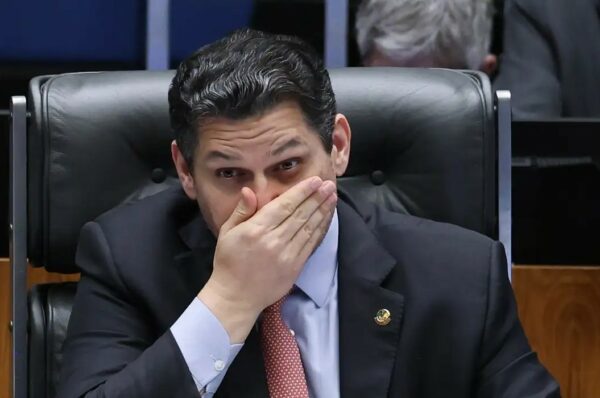 Alcolumbre mantém silêncio sobre 6×1 e oposição tenta preservar escala
