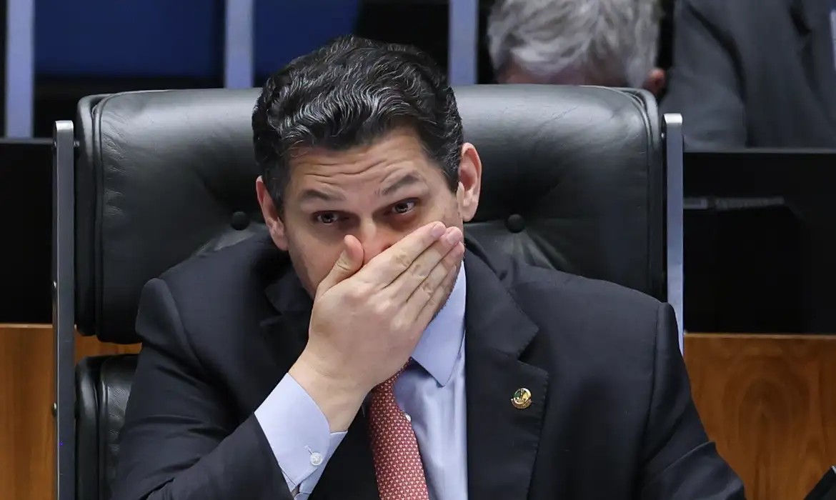 Alcolumbre mantém silêncio sobre 6×1 e oposição tenta preservar escala