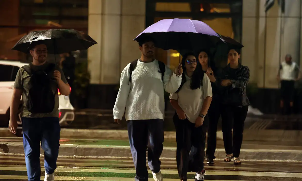 Inmet prevê chuva forte no Sul e Norte e tempo firme no Centro-Oeste; veja a previsão para esta segunda-feira