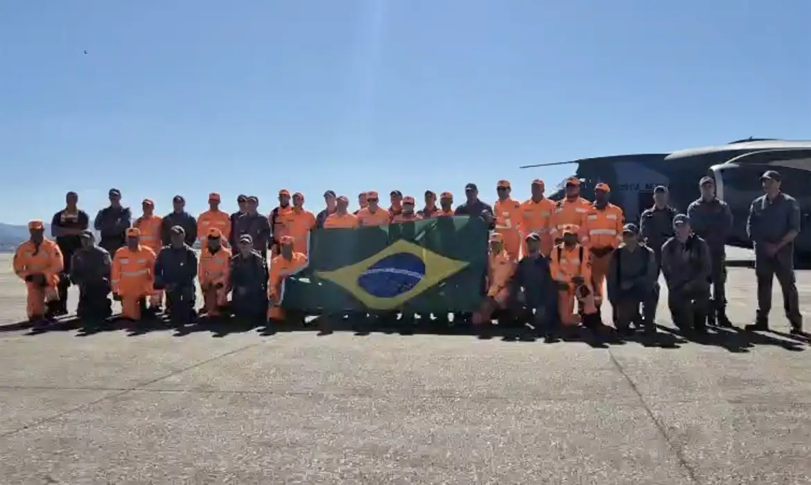 Quarto voo brasileiro para Venezuela decola com bombeiros e donativos
