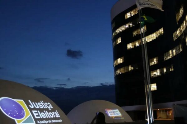 TSE adia decisão sobre suspensão de pesquisa de voto para presidente
