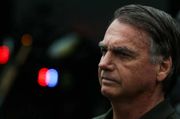 Bolsonaro pede ao STF para se consultar com a nora, que é dentista