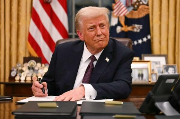 Trump assina decretos e restringe cidadania por nascimento