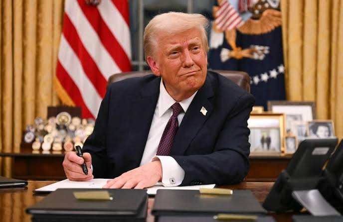 Trump assina decretos e restringe cidadania por nascimento