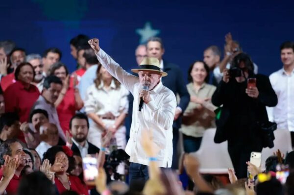 PT oficializa candidatura de Lula à Presidência