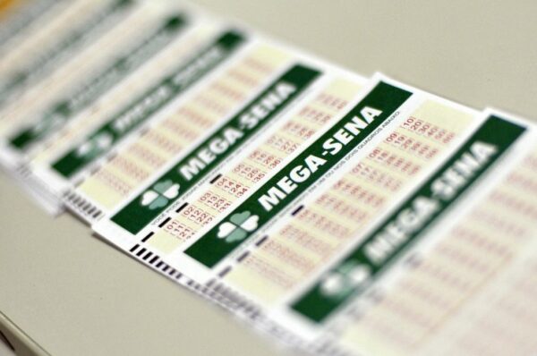Mega Sena acumula e pode pagar R$ 100 milhões neste domingo