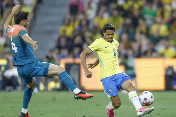 Brasil empata com Austrália com gol de Rayan no último lance