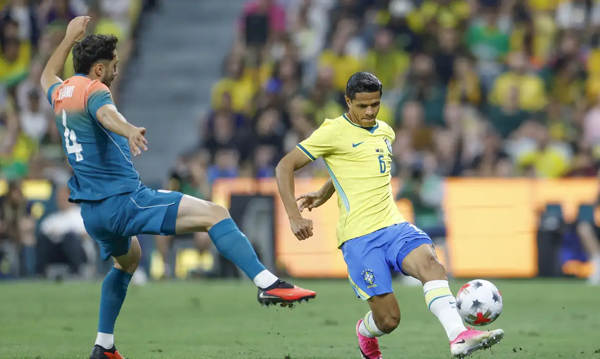 Brasil empata com Austrália com gol de Rayan no último lance