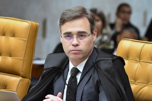 Mendonça diz que liberar íntegra de celular de Vorcaro pode colocar investigações em risco