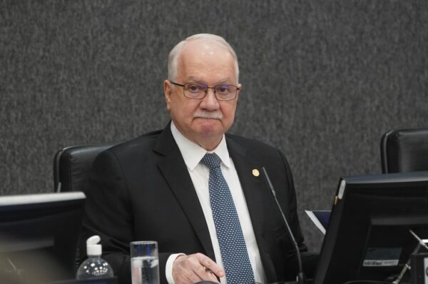 Fachin dá 24 horas para PF enviar informações sobre celular de Vorcaro