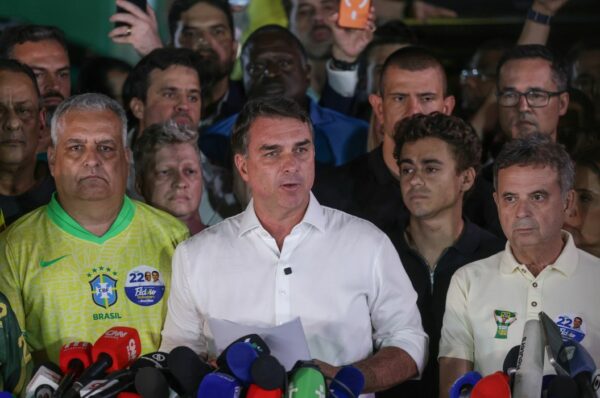 PF investiga saída de Flávio Bolsonaro do Brasil após ordem do STF