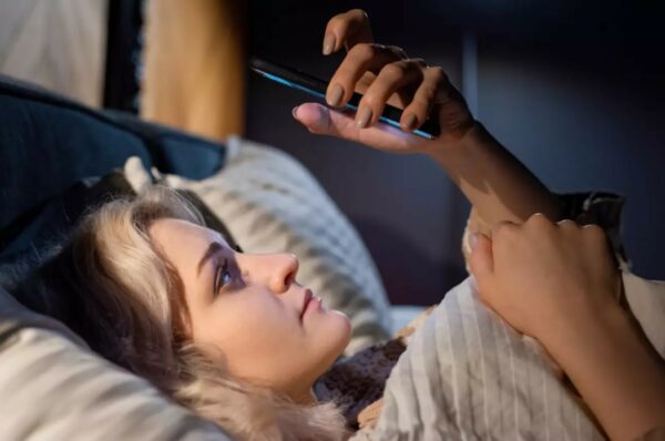 Celular antes de dormir: 5 riscos para o sono e a saúde mental