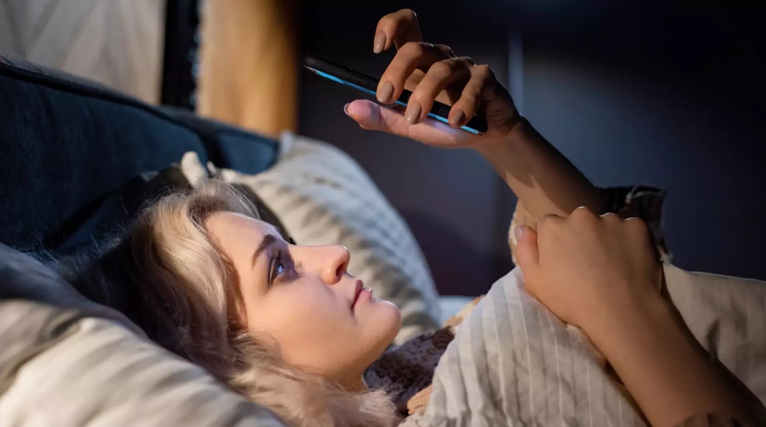 Celular antes de dormir: 5 riscos para o sono e a saúde mental