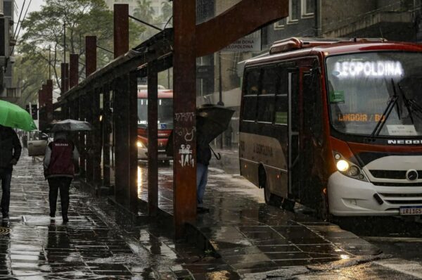 Inmet emite alerta de tempestades nesta segunda; Brasília terá chuva e 19°C
