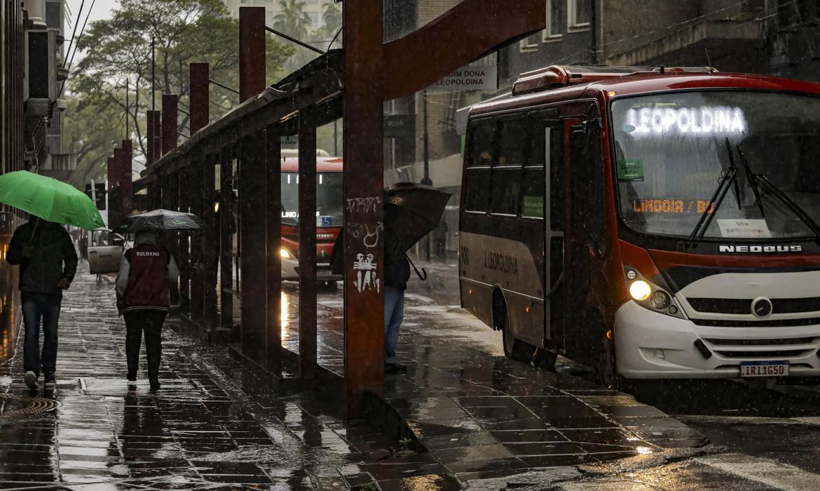 Inmet emite alerta de tempestades nesta segunda; Brasília terá chuva e 19°C