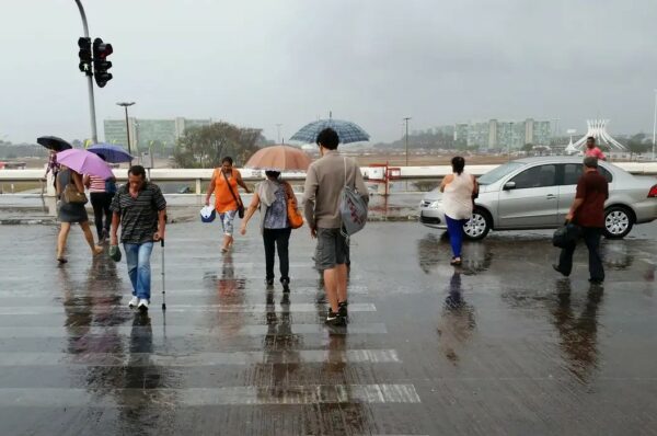 Inmet alerta para tempestades nesta terça (6); DF pode ter chuva isolada
