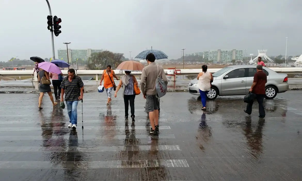 Inmet alerta para tempestades nesta terça (6); DF pode ter chuva isolada