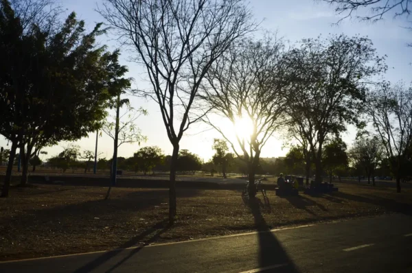 Inmet alerta para tempestades e calor de 40°C; Brasília terá mínima de 19°C