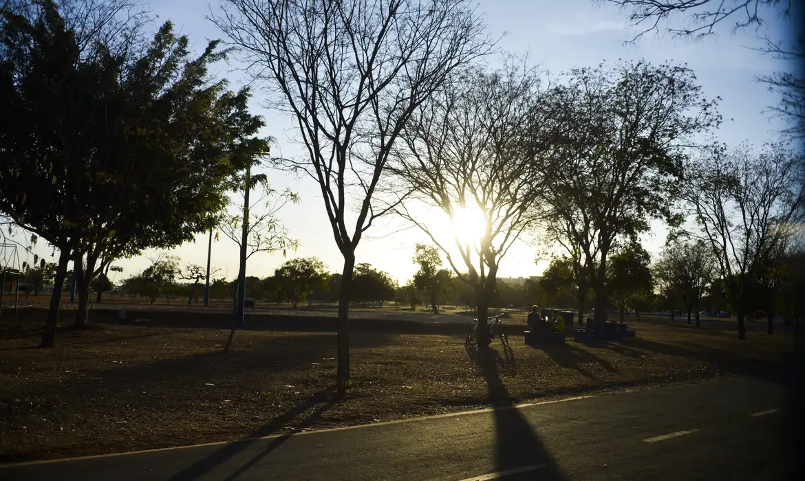 Inmet alerta para tempestades e calor de 40°C; Brasília terá mínima de 19°C